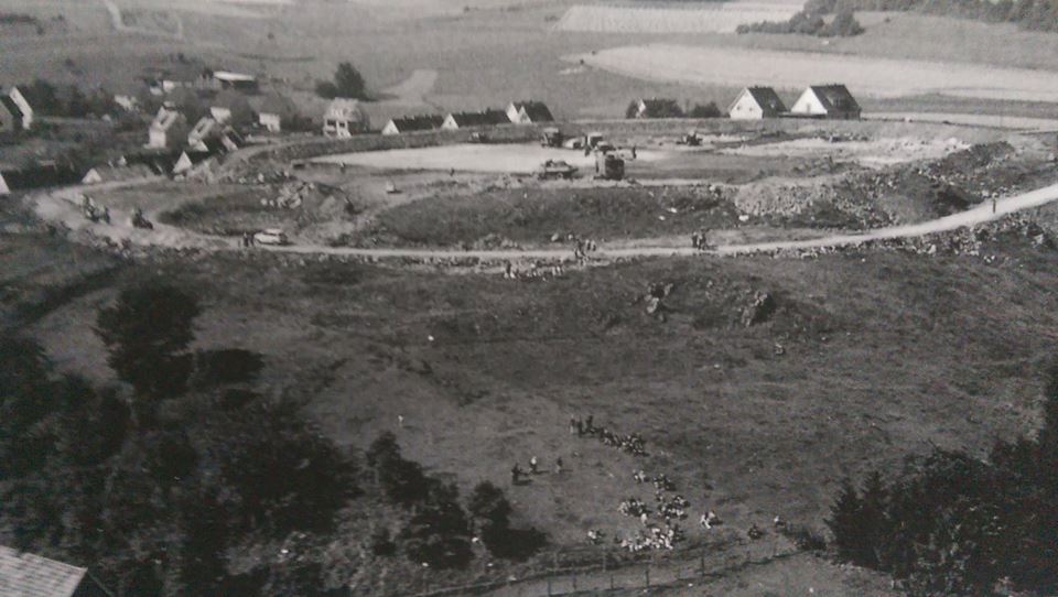 Der Bau vom Sportplatz